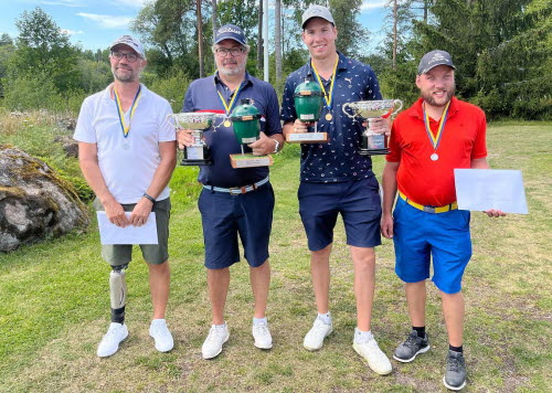 Fyra golfspelare som tagit emot priser i en tävling - guld- och silvermedaljörer. 