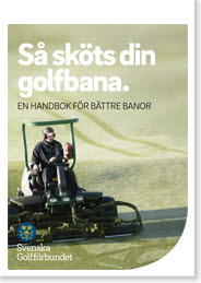 Framsida broschyren Så sköts din golfbana. En banarbetare klipper fairway.