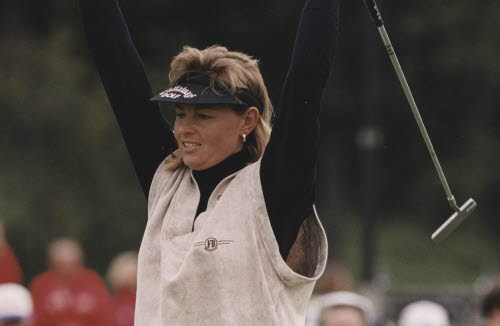 Golfproffset Liselotte Neumann höjer armarna efter en putt under US Women's Open 1988 som hon vann. 