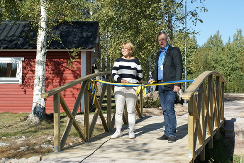 Bild från invigningen som förrättades av Surahammars kommuns kommunalråd Tobias Nordlander och Surahammars golfklubbs ordförande Mia Runnérus.