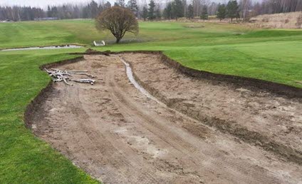 En bunker på en golfbana som renoveras och grävs ur. 