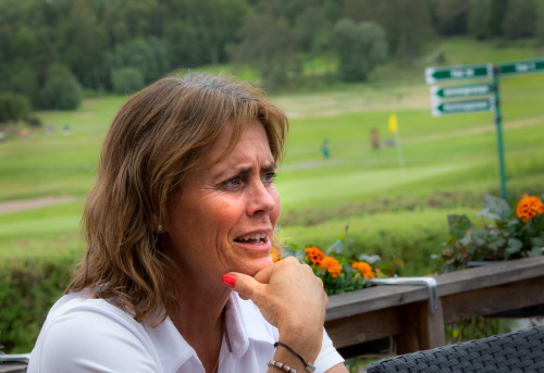 Profilbild på Katarina Hansson, styrelseledamot i Åkersberga GK och förändringsledare för klubbens Vision 50/50-arbete. Bilden är tagen utomhus, i bakgrunden ser man golfbanan och spelare. 