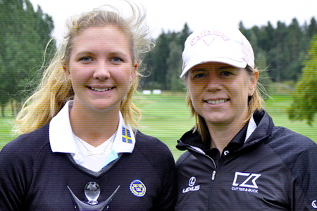 Annika Sörenstam står med rosa Callawaykeps och svart jacka och poserar med 2012 år vinnare i Annika Invitational Europe, svenska Linnea Ström. 