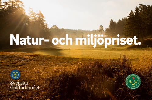 Golfbana i morgonsol. Texten Natur och miljöpriset samt logotyper för Svenska Golfförbundet och Swedish Greenkeepers Association.