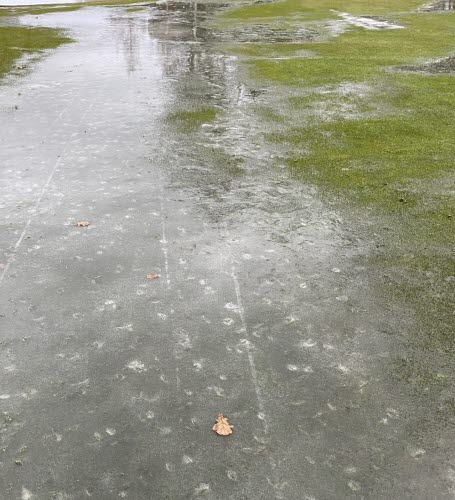Is på spelyta på golfbana i Mellansverige.