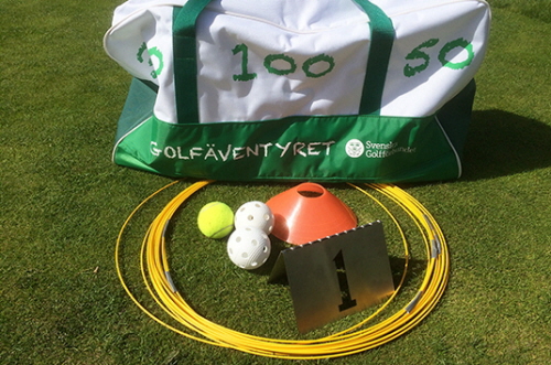 Golfäventyret-väskan innehåller allt material du behöver för att sätta upp en bana anpassad för barn.