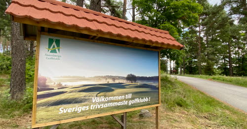 En skylt vid infarten till Åkersberga GK med texten "Välkommen till Sveriges trivsammaste golfklubb!