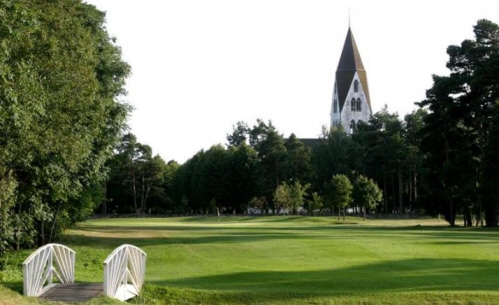 Bild på Gumbalde Golfklubb med kyrkan i bakgrunden
