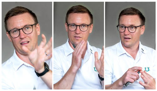 Man i 45-50-årsåldern med vit skjorta, brunt hår och glasögon, i collage med tre porträttbilder med olika gester med händerna.   