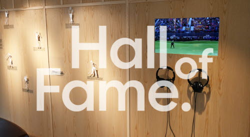 Vägg med Sveriges Golf Hall of Fame-statyetter och skärm med video på Henrik Stenson. 