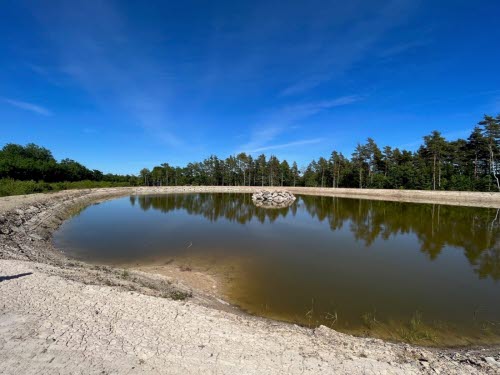Bild från Ölands GK där man via LONA-bidrag byggt en damm som kan hålla ca 20 000 kubikmeter vatten.  