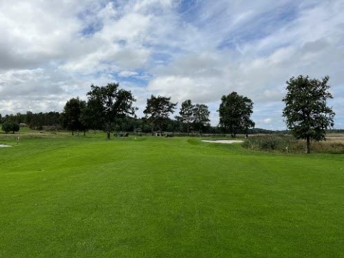 Vy över golfbana. 