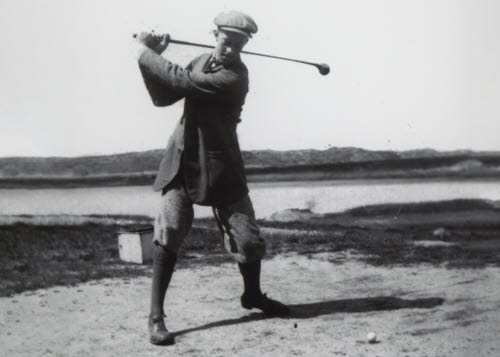 Svartvit svingbild av "svenska golfens fader" Viktor Setterberg. 