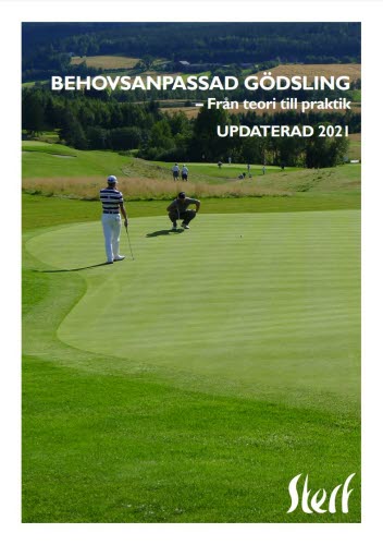 Framsida på Sterfs skrift Behovsanpassad gödsling - från teori till praktik. En vy över en golfbana med en grön golfgreen med två spelare som ska putta. 