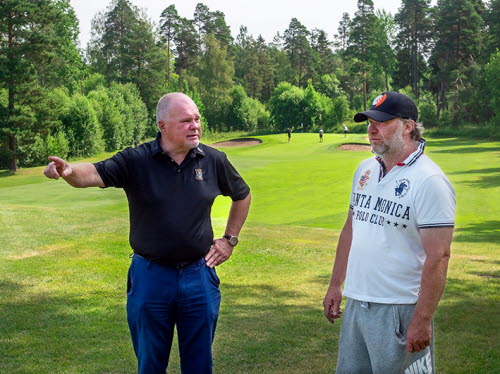 Klubbchef Peter Stenberg och course manager Lasse Nyholm på Gävle GK står på golfbanan och pratar.