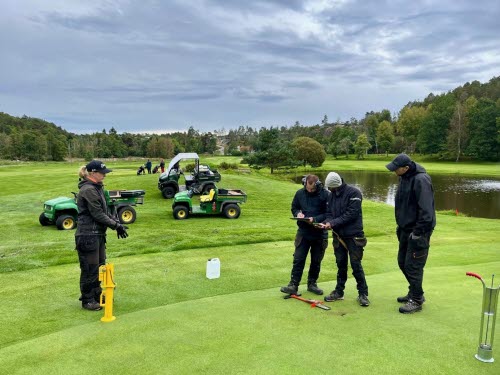 Banpersonalen på Mjölkeröds GK analyserar spelbarhet och greenernas välmående för att på bästa sätt kunna sköta spelytorna utefter de förutsättningar som råder på golfbanan.
