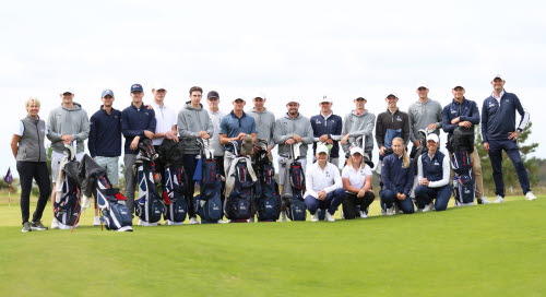 Gruppbild på cirka 15-20 unga golfspelare med sina golfbagar.