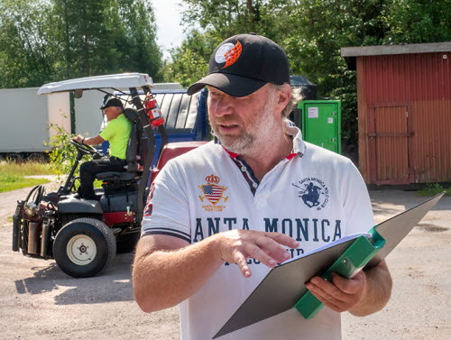 Lasse Nyholm, course manager på Gävle GK, visar en av klubbens alla pärmar för arbetsmiljöarbetet.