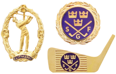 Frilagd bild på Svenska Golfförbundets elitmärke, guldmärke och guldklubba.