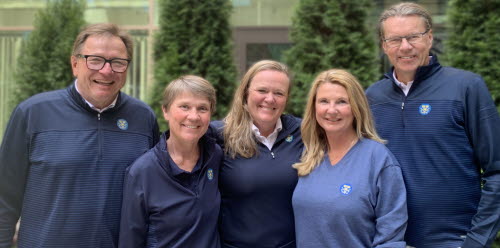 Gruppbild på tre kvinnor och två män, samtliga i 50-55-årsåldern med blå Svenska Golfförbundet-tröjor. 