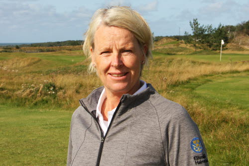 Porträttbild på medelålders kvinna, utomhus i golfmiljö. Iklädd en grå sporttröja med logotyp för Elitmiljö Halmstad.